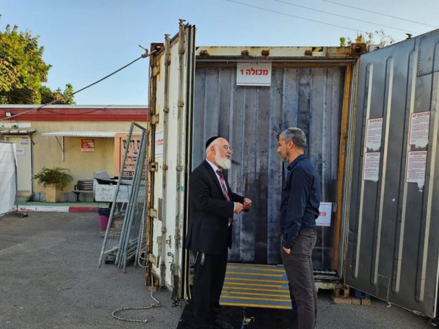 בסיור בבית העלמין. א' מיכאלי
