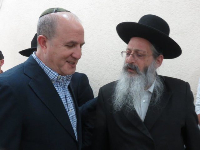 קרובים מתמיד. לסרי יחד עם וינגרטן. א' מיכאלי