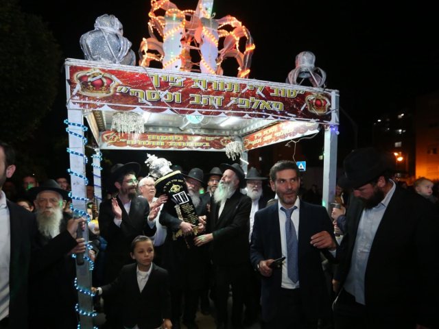 הגרלת יד לאחים. 