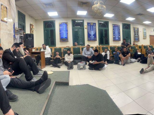 רבי מאיר אבוחצירא באמירת הקינות. מ. מיכאלי