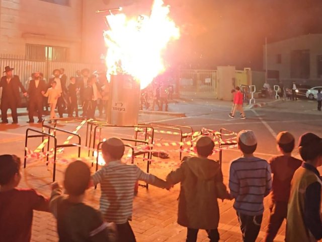 ילדי בני פנחס בהדלקה. א' מיכאלי
