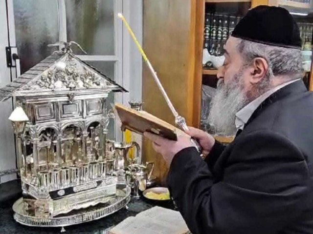 רבי יקותיאל אבוחצירא בהדלקת הנרות. א' מיכאלי