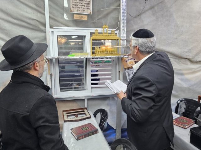 אמסלם בהדלקה. המצלם