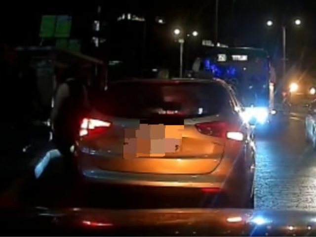 המתנדבים עוצרים את האוטובוס. צילום: משמר הרובע