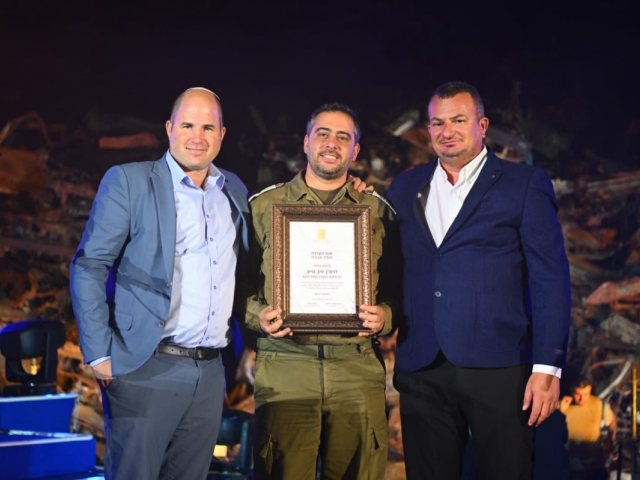בתמונה: רס״ן במיל׳ יניב טייב עם מנכ״ל המשרד למורשת ומנכ״ל החברה לתיירות