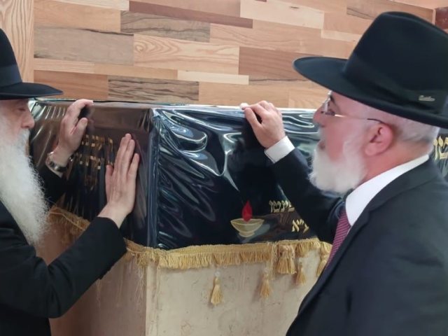 הרב פינטו עם הרב דהן על הציון. מ' מיכאלי