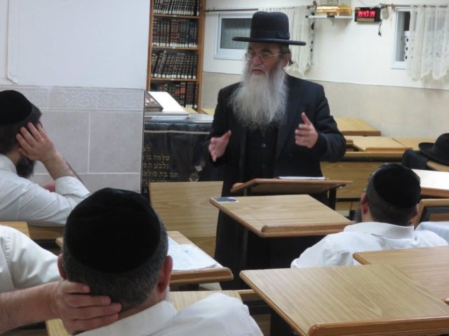 הרב חיים קלמנוביץ בשיעור. א' מיכאלי