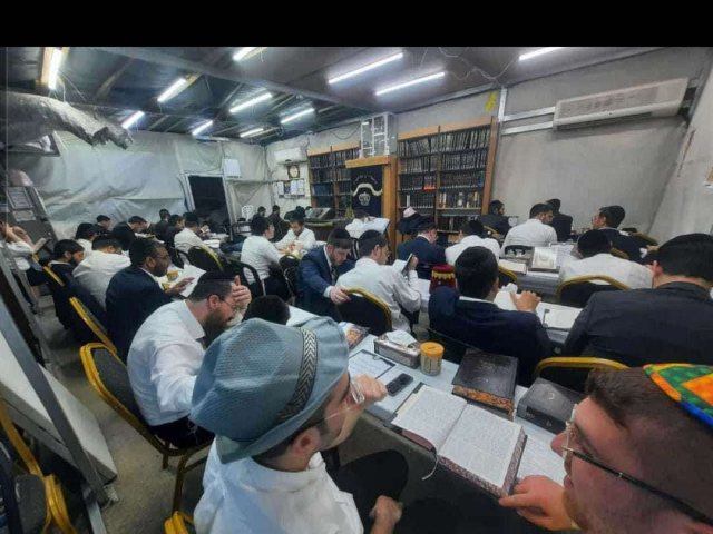 שמחת פורים במאור פנחס. המצלם