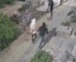 תיעוד מבהיל משכונה ד': 6 רעולי פנים עם מקלות במרדף אחר עובר אורח