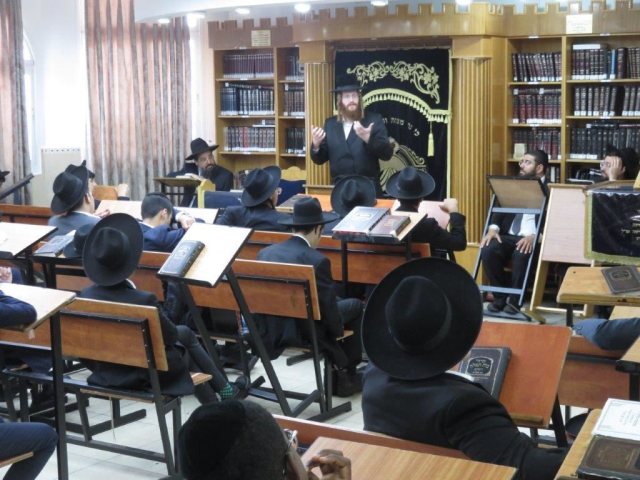 האדמו"ר מקאליב בישיבה. צילום: שוקי לרר