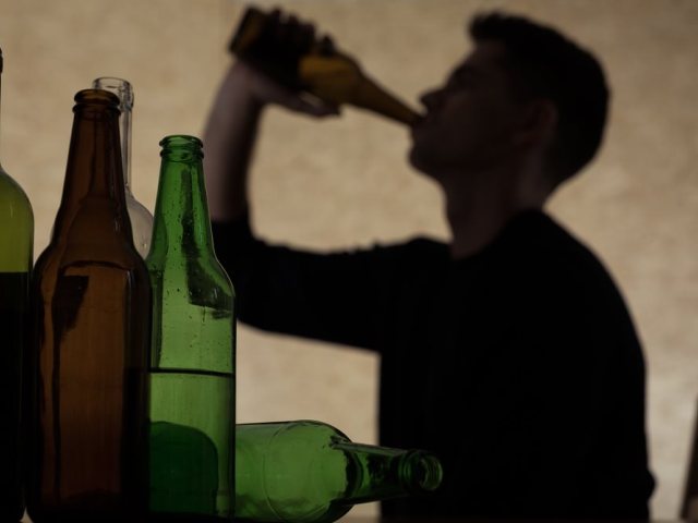צעירים משתכרים בחופש הגדול
