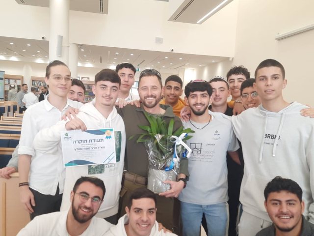 הרב שוורץ עם התלמידים