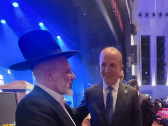 ראש העיר, הרב שור ואמו, היום בטקס. דוברות העיריה