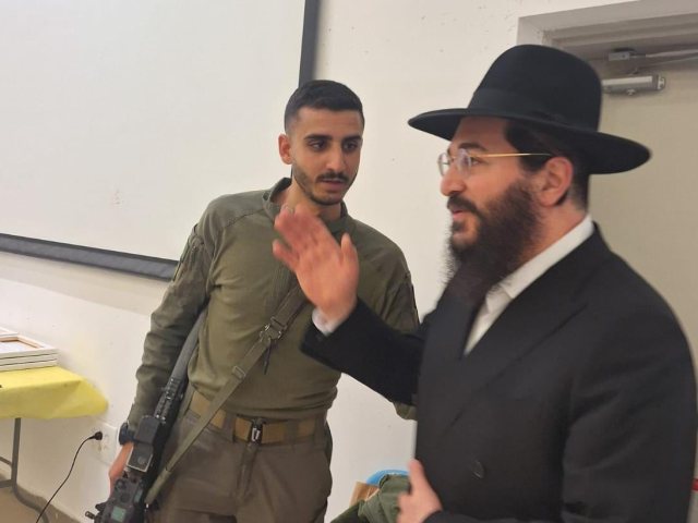 האדמור רבי שמואל טולידנו עם הלוחמים. א' מיכאלי