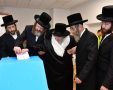 האדמור מויזניץ מצביע.  יוסי לוי