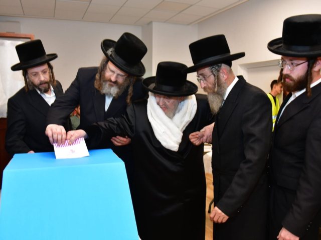 האדמור מויזניץ מצביע.  יוסי לוי