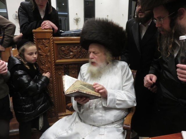 האדמור ממבקשי אמונה בעיר. מ' מיכאלי