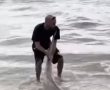 תיעוד מדהים: כך חולץ כריש שנסחף למים הרדודים בחופי אשדוד (וידאו)