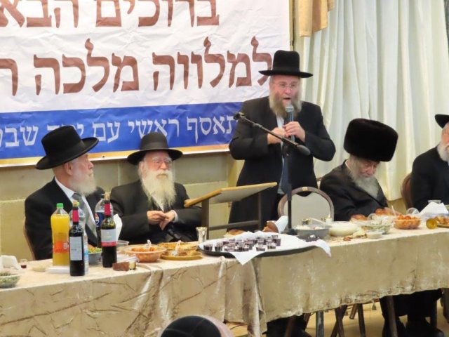 הרב צוקר נואם בדינר של עטרת צבי. א מיכאלי