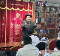 הרב בוגנים בשיעורו. א' מיכאלי