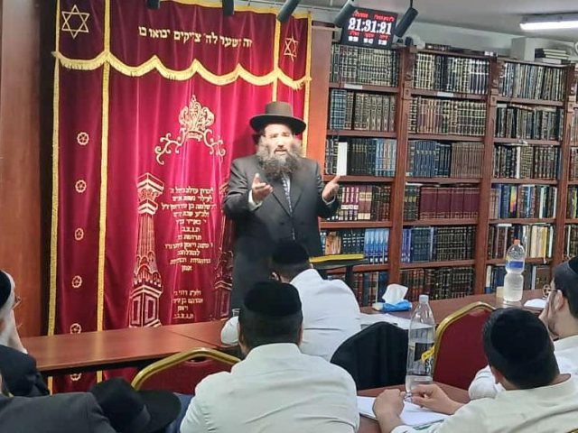הרב בוגנים בשיעורו. א' מיכאלי
