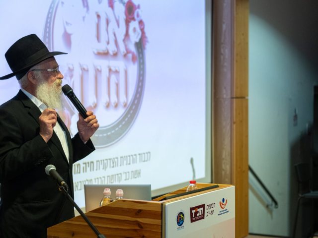 השליח הרב גודמן בנאומו. צילום: שניאור מור יוסף