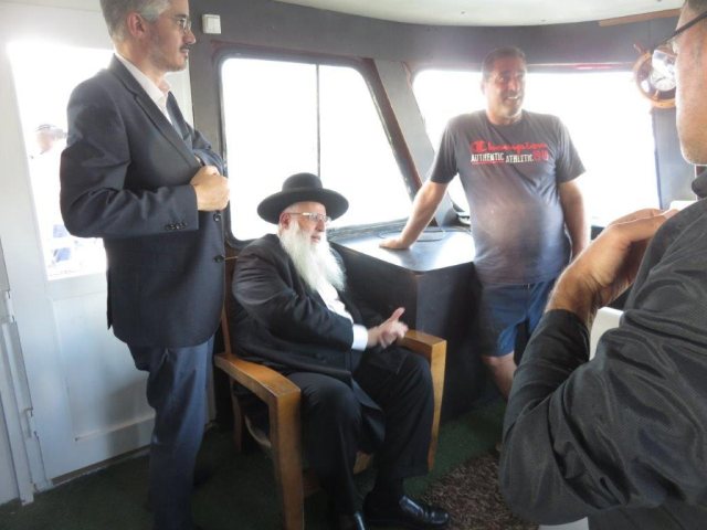 רבי מאיר אבוחצירא על הספינה,  לידו המנכל ר' גיא אטיאס. א' מיכאלי