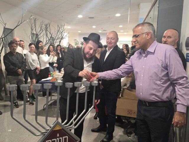 הדלקת נר חנוכה. נמל אשדוד
