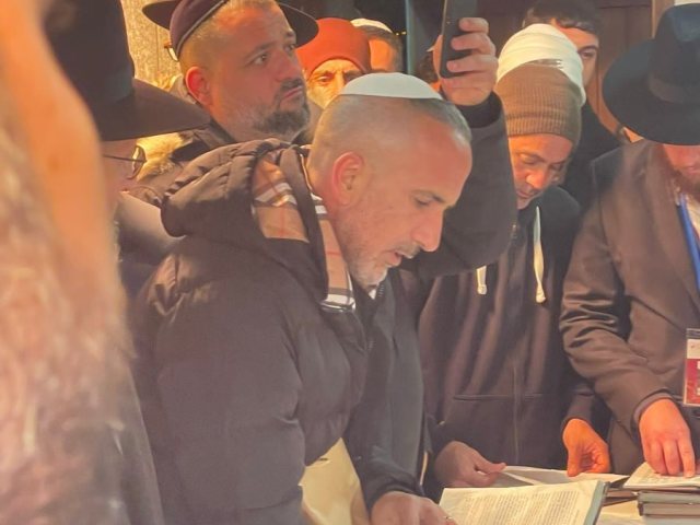 דודה של עמית, שמעון בוסקילה, על הציון. בית חב"ד אשדוד
