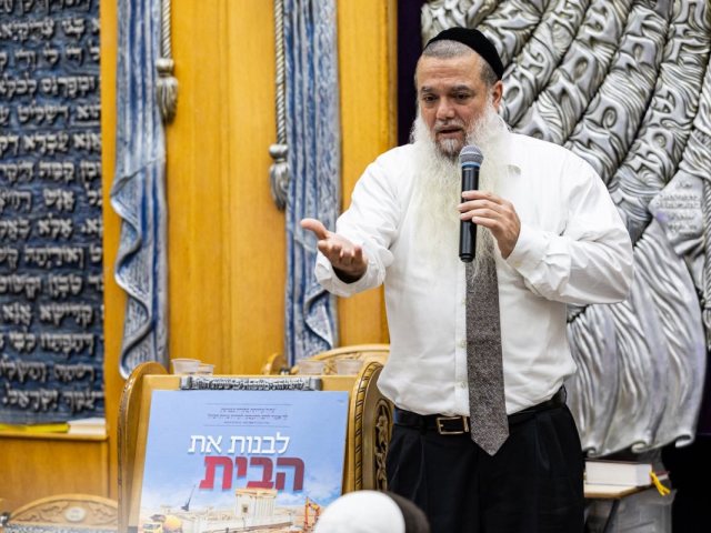 הרב יגאל כהן. בית חבד
