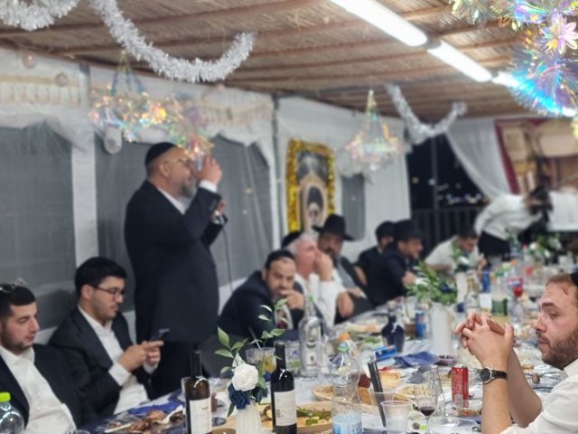 שמחת בית השואבה בסוכת ממק רהע. המצלם