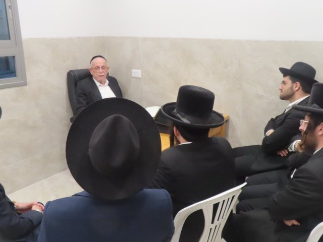 הגרי"ב שרייבר בבחינת האברכים. המצלם