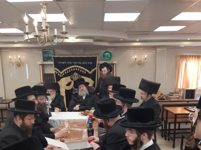 האדמור משאץ ב'לחיים' לאחר הברית. צילום: א' פ'