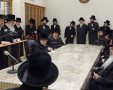 האסיפה במעונו של האדמור מבעלזא. המצלם