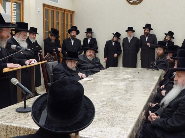 האסיפה במעונו של האדמור מבעלזא. המצלם