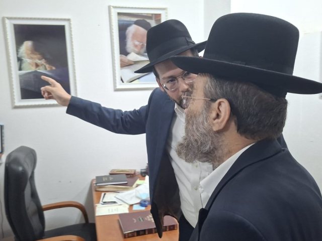 הרב גפני בחדרו של הגרא אלטמן זצל. א' מיכאלי