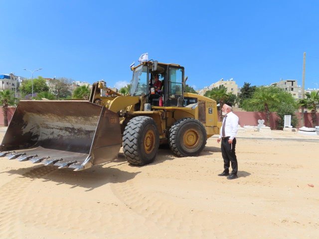 הרב דהן מפקח על העבודות בבית העלמין. א. מיכאלי