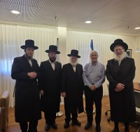 חכ הרב אייכלר בלשכת ראש העיר. המצלם