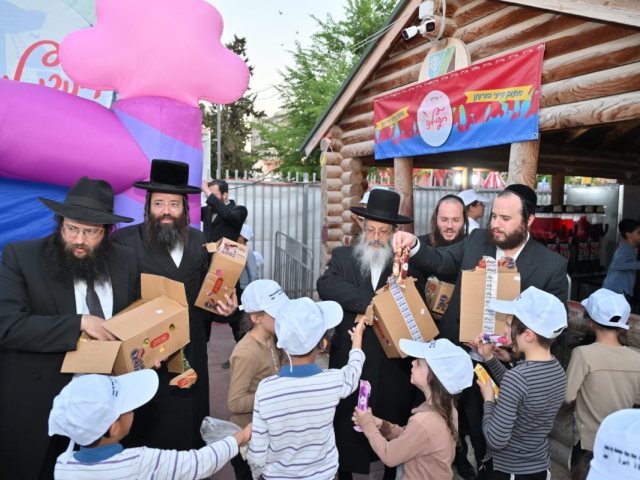מאוגדים. צילום: יהושע פרוכטר