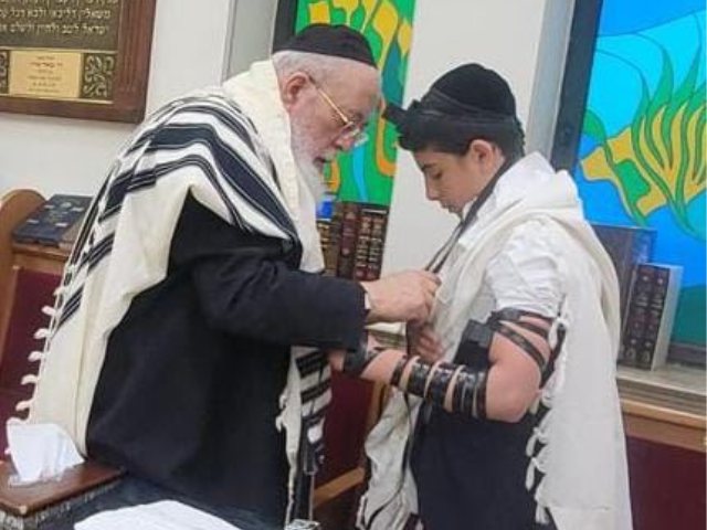 זכה לברכת גדולי ישראל. בחור הבר מצוה אצל הגרש"מ עמאר שליט"א. א' מיכאלי
