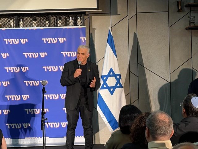 לפיד בנאומו. צילום: דוברות המפלגה