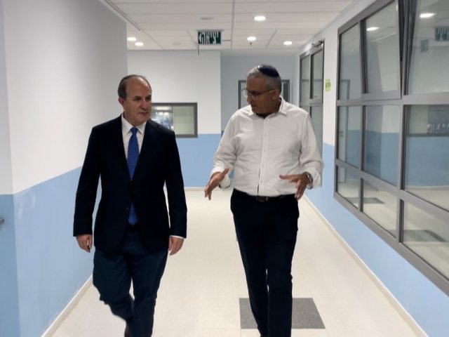 ראש העיר יחיאל לסרי וראש מינהל החינוך אריה מימון