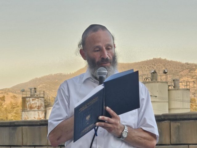 מפקד זק"א-מרחב לכיש יוסי לנדאו בעת אמירת הסיום