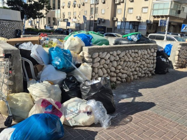 הררי הזבל הבוקר ברח' שמאי ברובע ז'