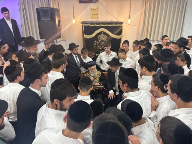 הגרי יוסף עם הגראמ קרסיינטה. המצלם