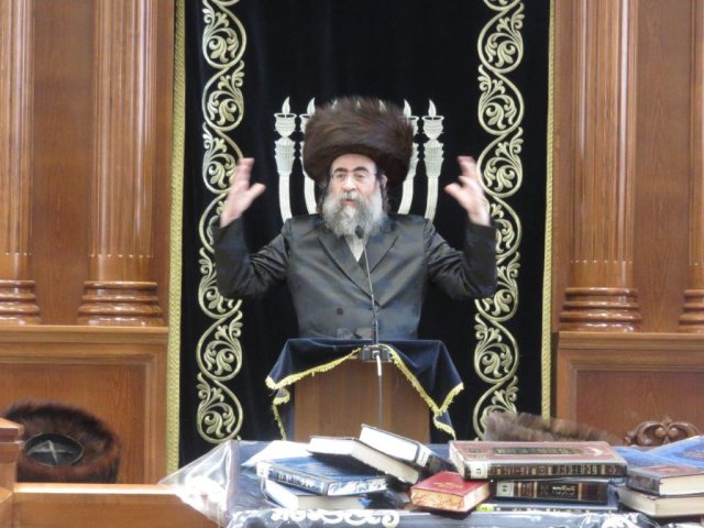 הרב מייזליש בדרשתו. א מיכאלי