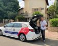 דר מנסור עם מרפאת השיניים הניידת של יד שרה. יחצ יד שרה