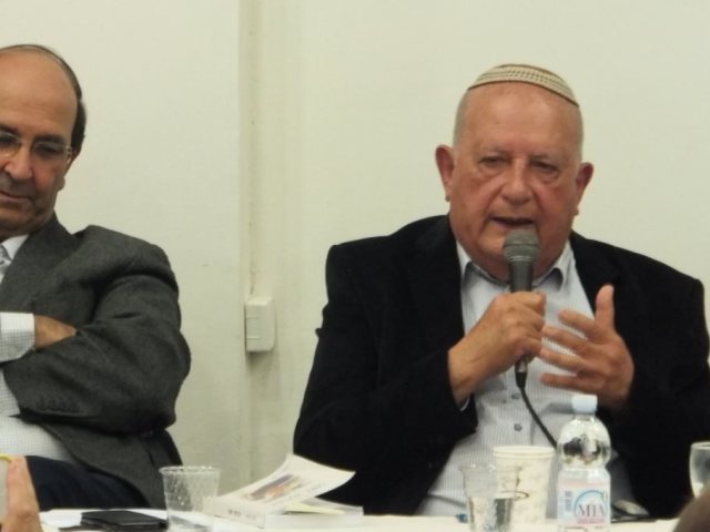 כנפו בקבלת האות. א' מיכאלי