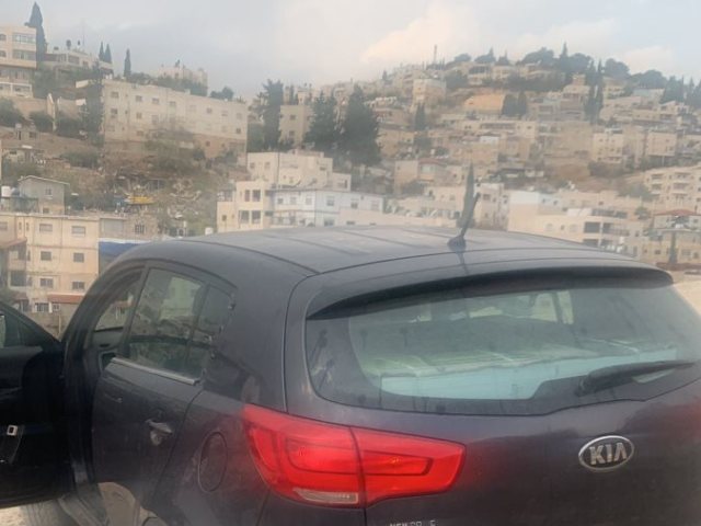 רכבו של ח' בכפר הערבי טרם החילוץ. צילום: ח'