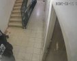 השוטרים בביתו של הבחור (מצלמות אבטחה)